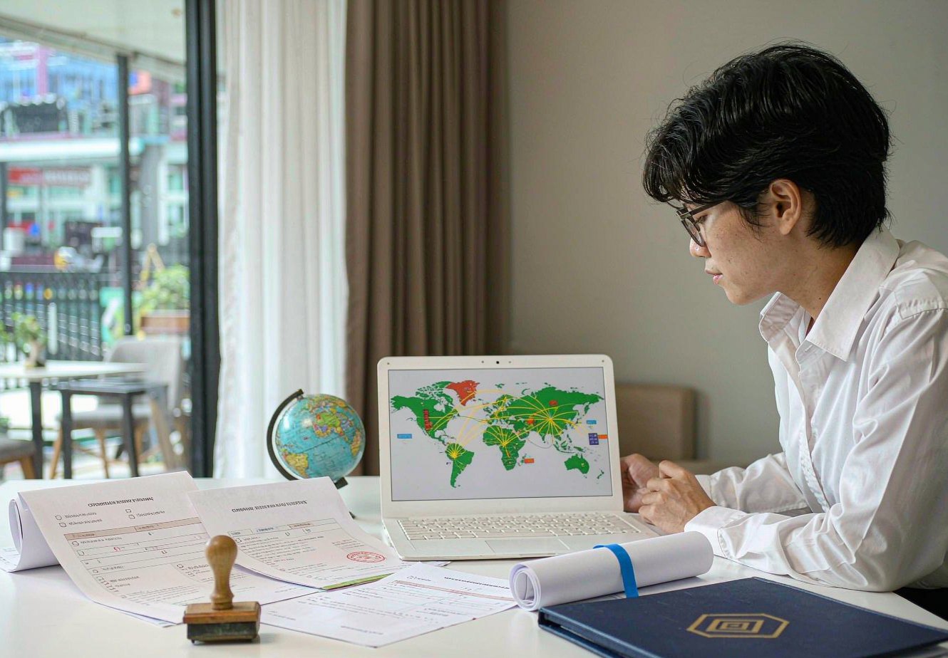 人民币与国际货币构成的企业境外投资资金安排示意图